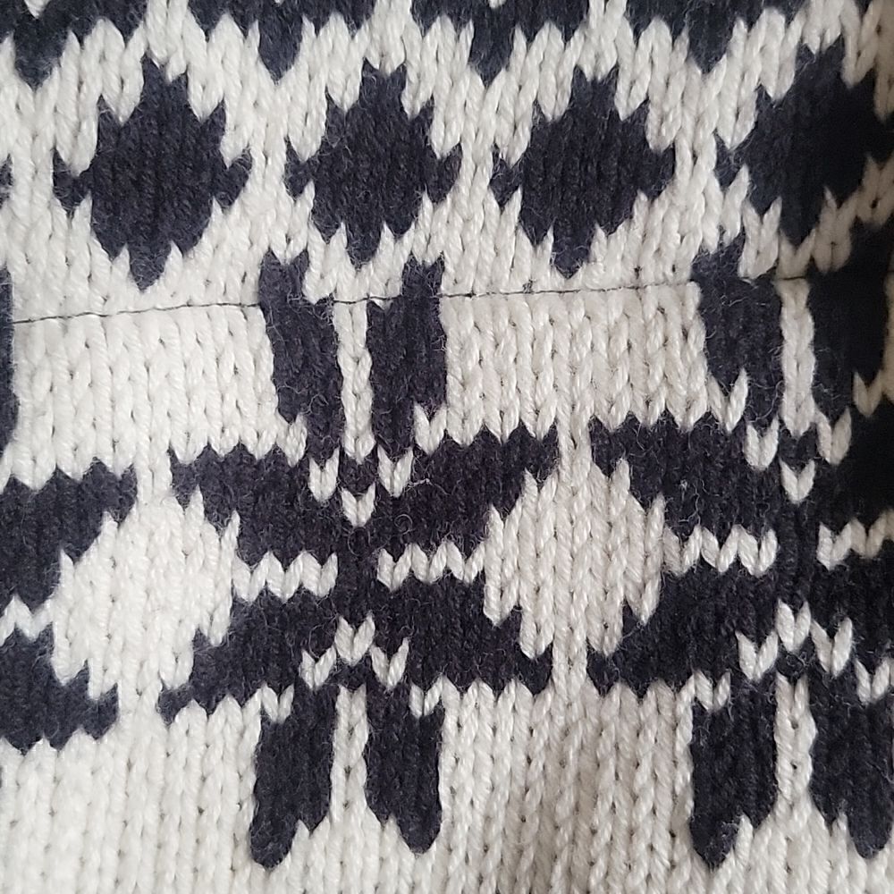 Talbots- blk/ iv knit vest with faux fur trim. M. NWT - Picture 2 of 6